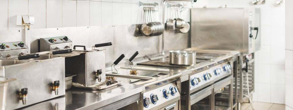 Профессиональные электроплиты и оборудование на кухне кафе